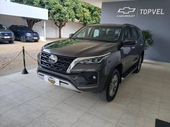 TOYOTA HILUX SW4 2.8 D-4D TURBO DIESEL SRX 4X4 AUTOMÁTICO